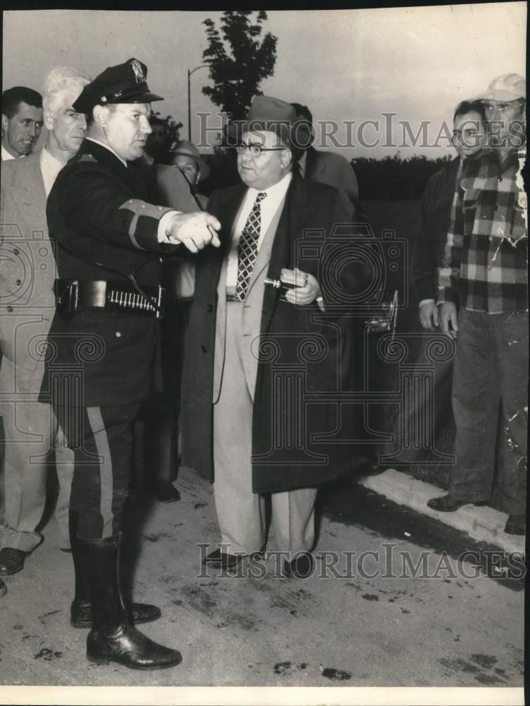 Load image into Gallery viewer, Press Photo Official with Police Officer at GE Strike - syp46119
