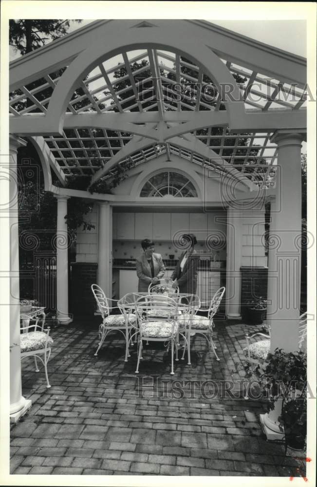 1992 Press Photo Cheryl Leslie, Patti Callahan Discuss Plans for Garden Tour- Historic Images