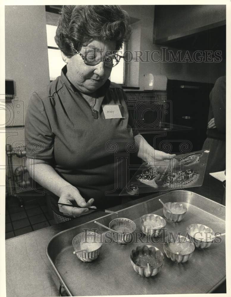 1985 Press Photo Mary Brown Puts Candy in Mold at Manlius Senior Center- Historic Images