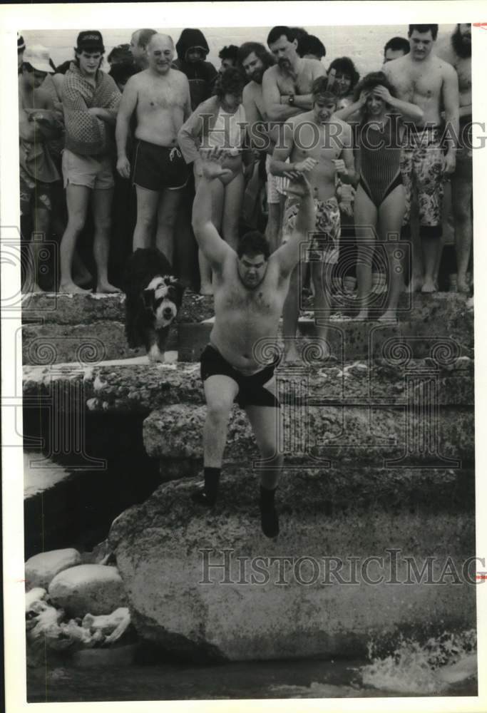 1989 Press Photo Andy Nolan &amp; Polar Bear Club Swim at Owasco Lake in Auburn- Historic Images