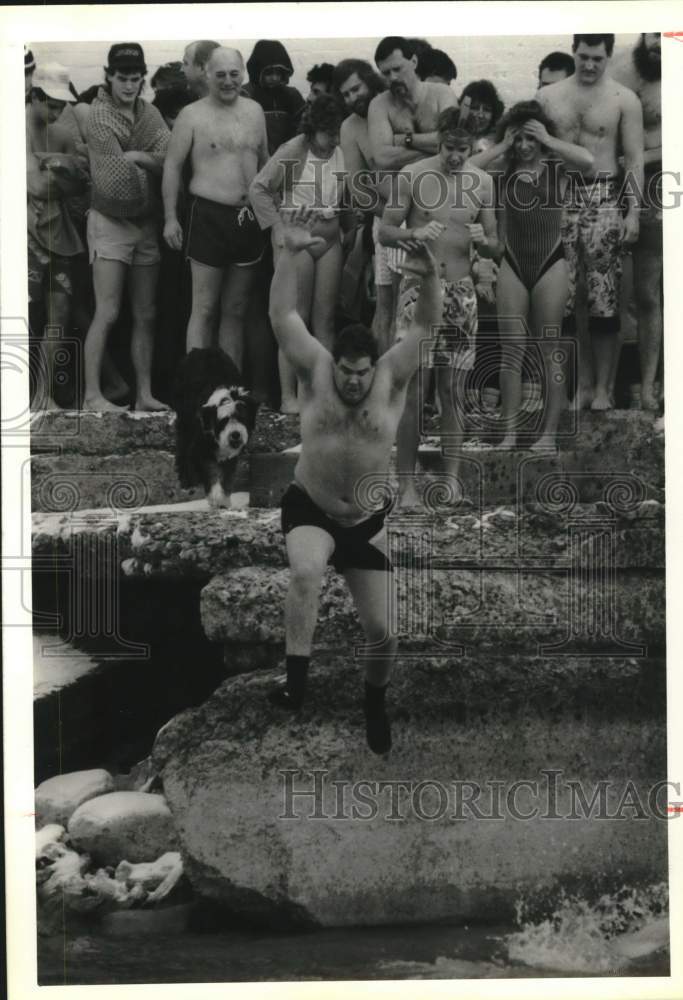 1989 Press Photo Andy Nolan & Polar Bear Club Swim at Owasco Lake in Auburn- Historic Images