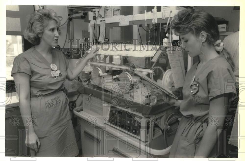 1990 Press Photo St. Joseph's Hospital Nurses Nancy Graff and Kathy Hess- Historic Images
