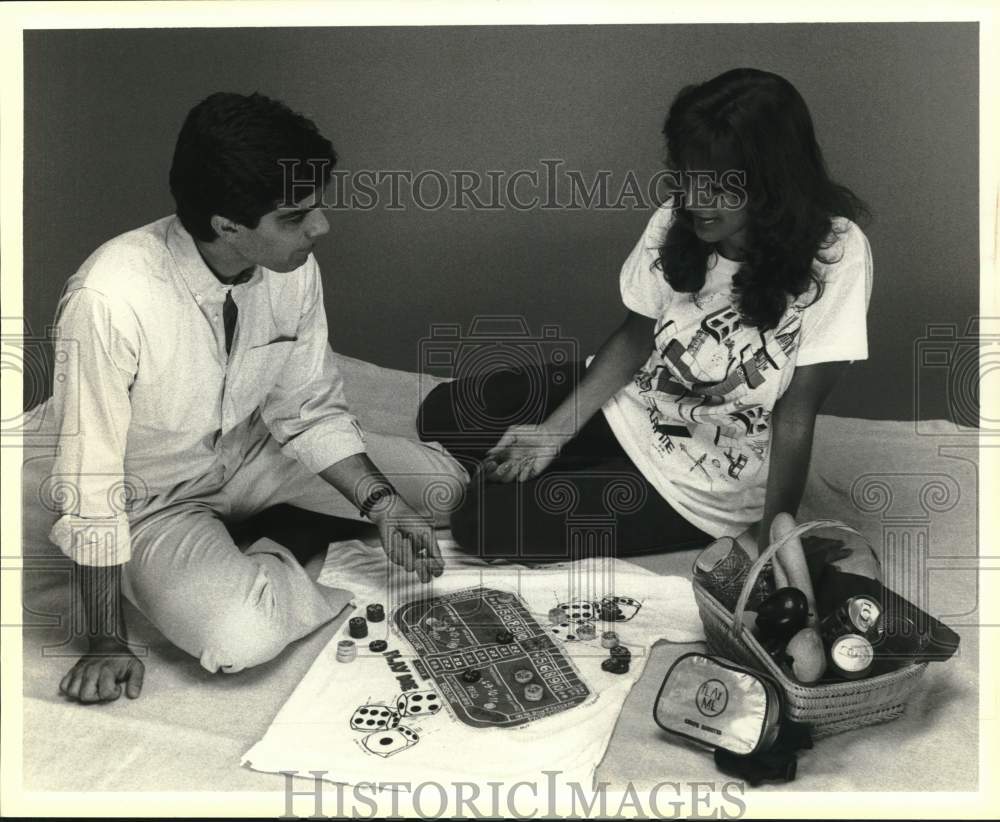 1985 Press Photo People Playing Dice Game at Picnic- Historic Images