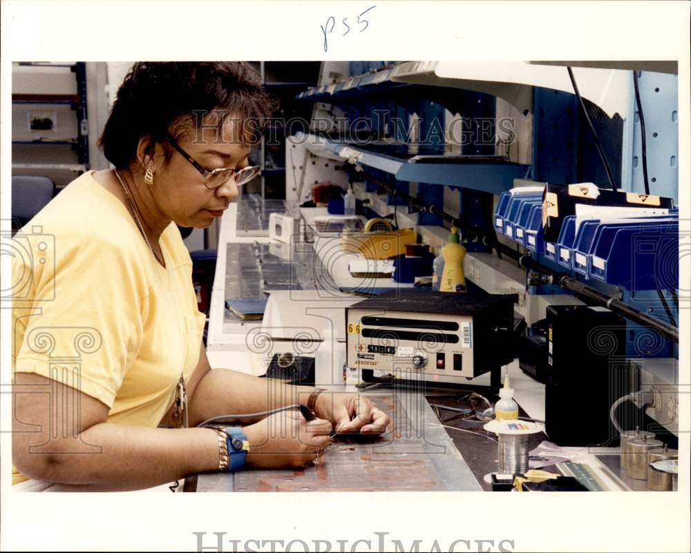 1994 Press Photo Martin Marietta Assembler Eloise Currie - syp49961- Historic Images