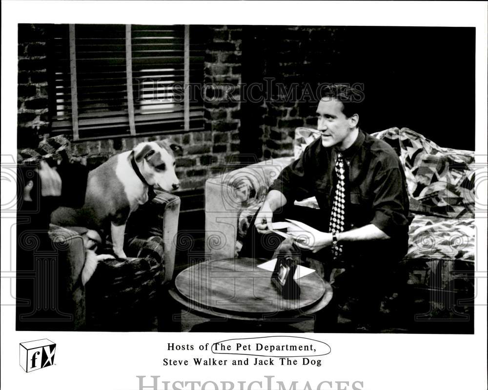 Press Photo Hosts of &quot;The Pet Department,&quot; Steve Walker and Jack the Dog- Historic Images