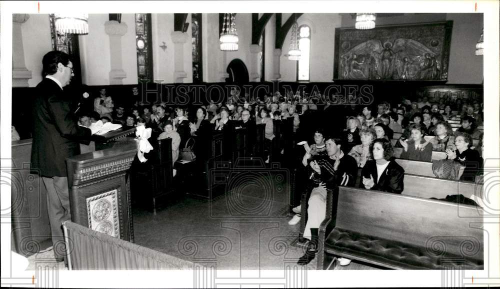 1989 Press Photo Senator James Seward Speaks to Crowd at Willard Chapel, Auburn