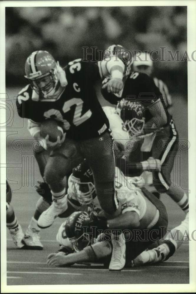 1988 Press Photo Syracuse U football fullback Daryln Johnson avoids tackle- Historic Images