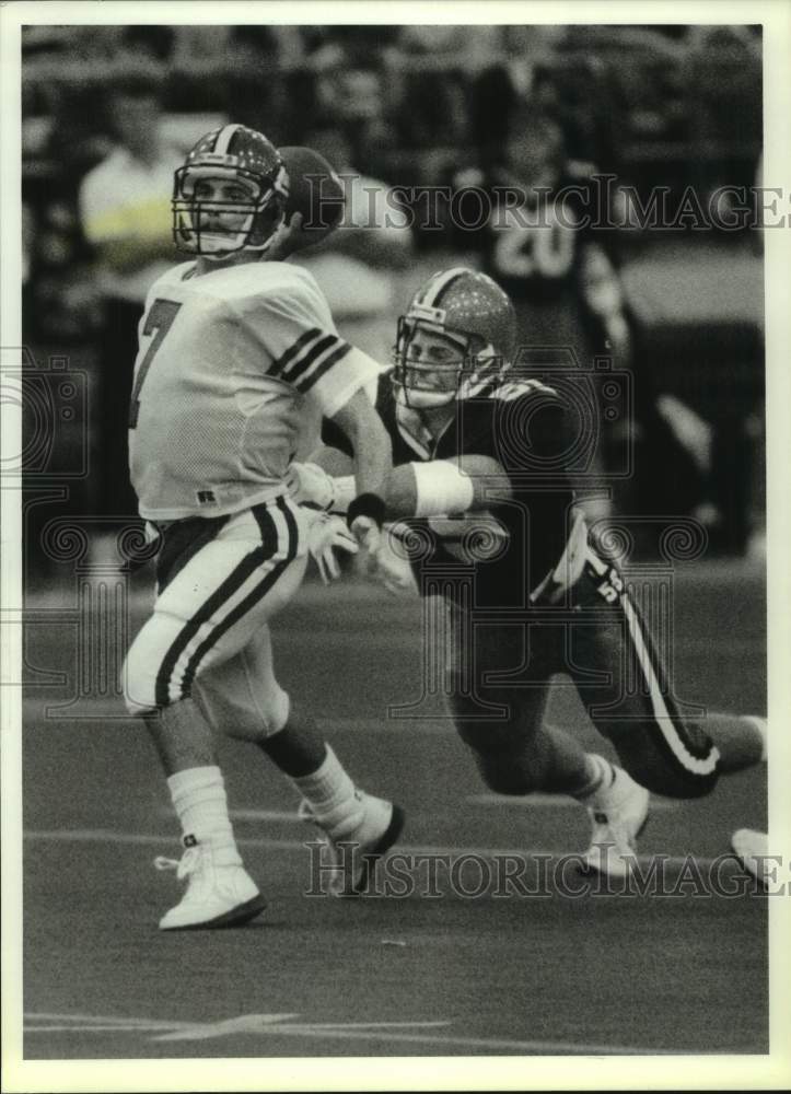 1988 Press Photo Syracuse football linebacker David Bavaro pressures Rutgers QB- Historic Images