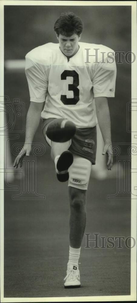 1989 Press Photo Syracuse U football punter Ken Hawkins kicks in practice- Historic Images