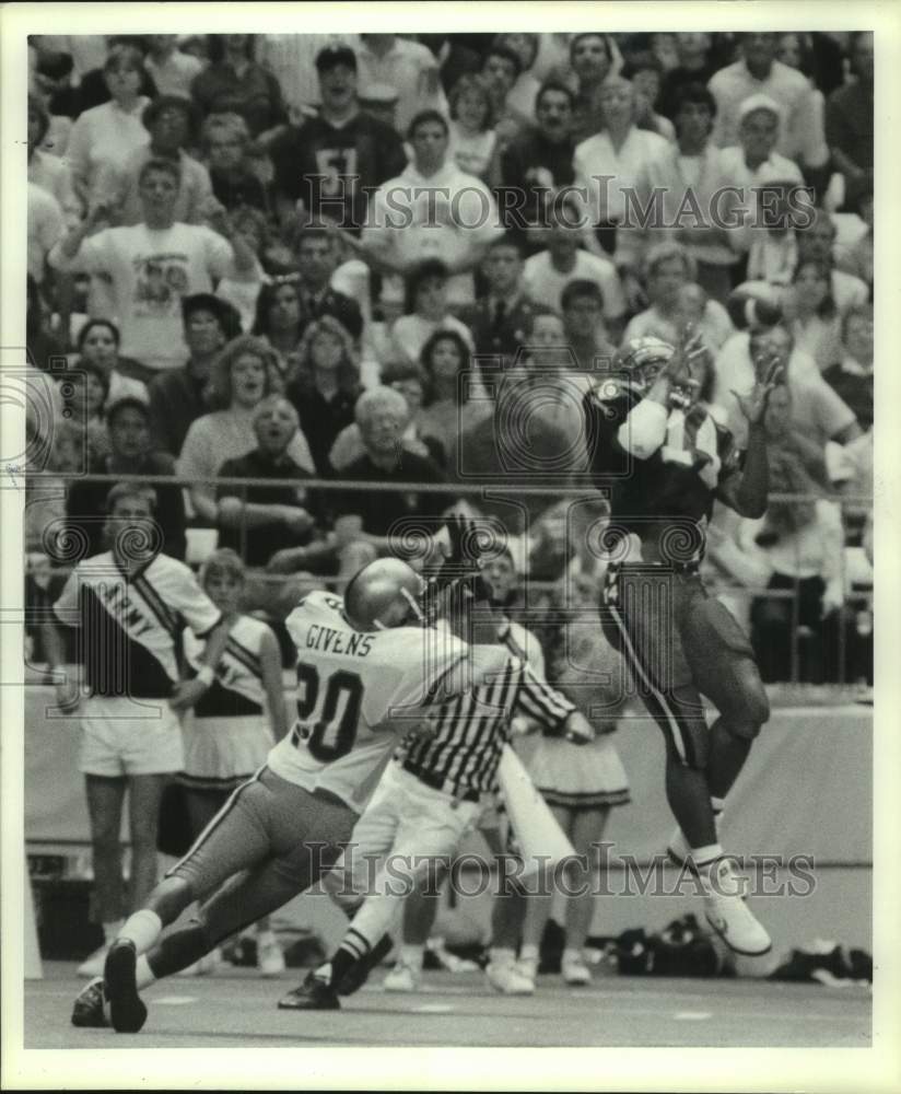 1989 Press Photo Syracuse U football player Rob Moore leaps to catch pass- Historic Images