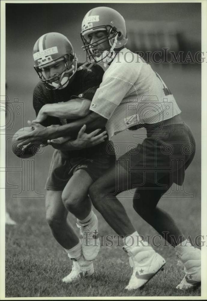 1990 Press Photo Syracuse football player Kevin Mason tries to hand off the ball- Historic Images