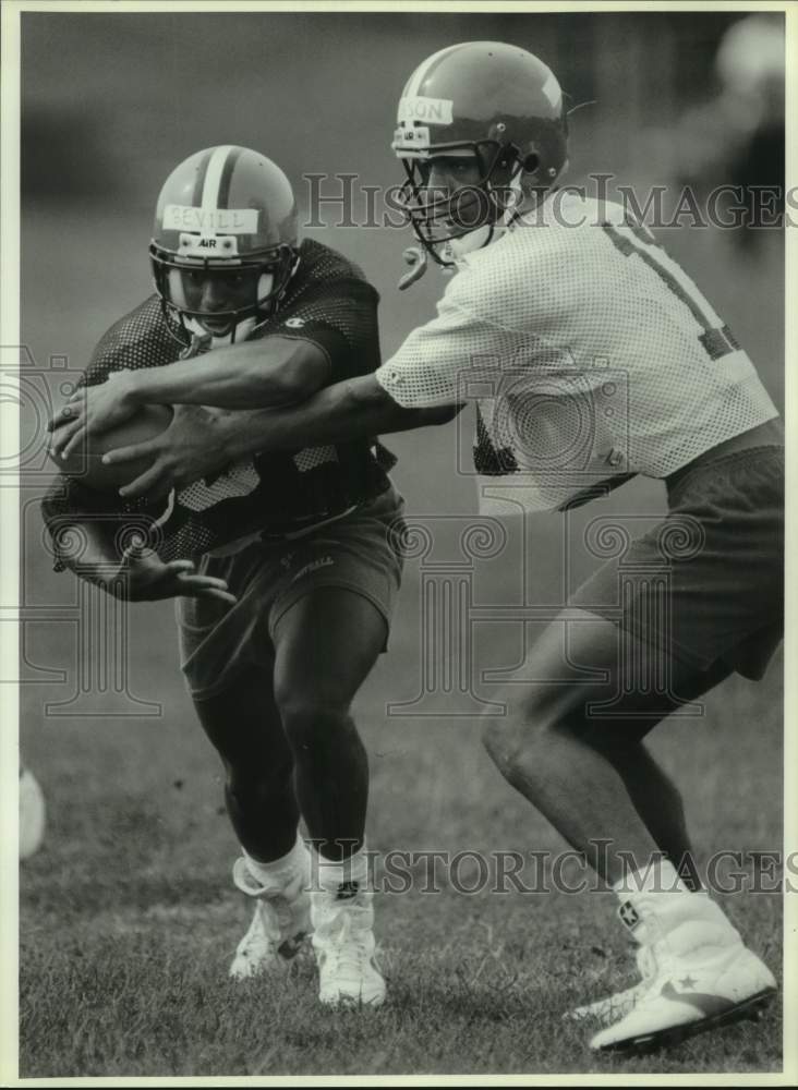 1990 Press Photo Syracuse University football player Kevin Mason hands ball off- Historic Images