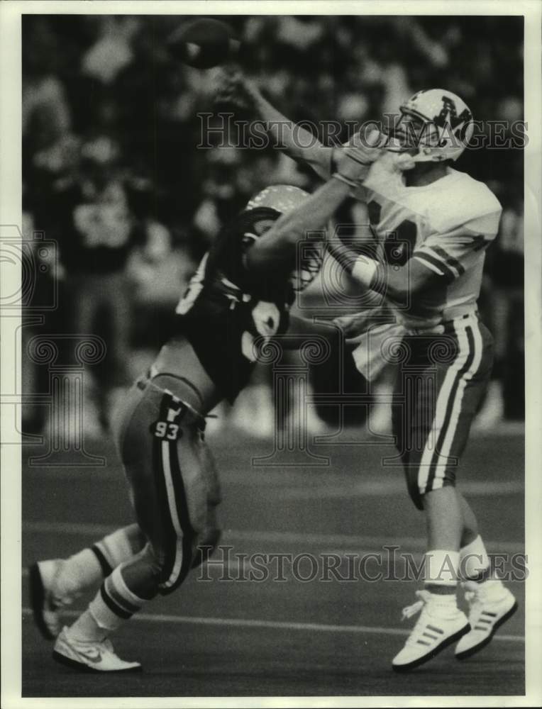 1987 Press Photo Syracuse U football player Ted Gregory tries to tackle Miami QB- Historic Images