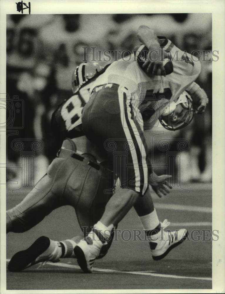 1987 Press Photo Syracuse University football player John Dominic drags down QB- Historic Images