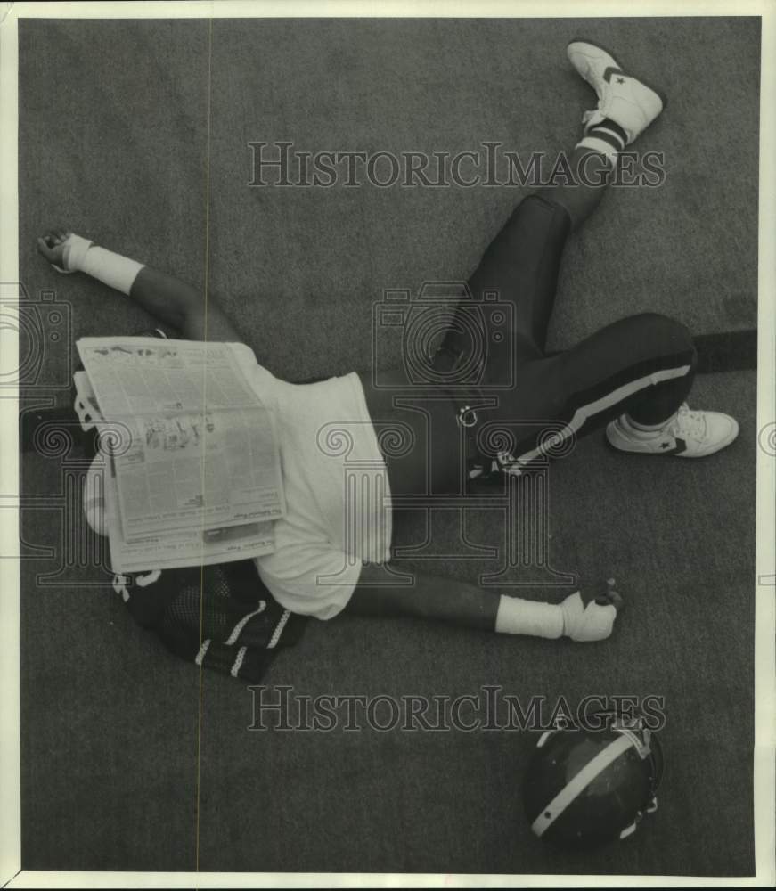 1987 Press Photo Syracuse University football player Maurice Simpson takes nap- Historic Images