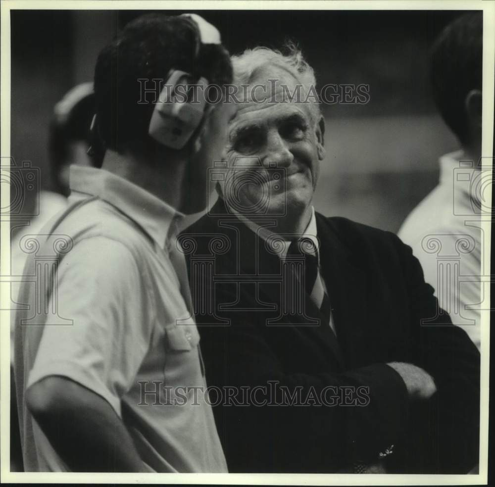 1989 Press Photo Syracuse U football Dick MacPherson talks to LB coach- Historic Images