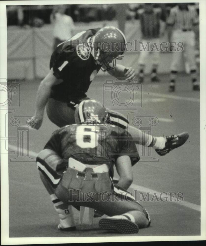 1989 Press Photo Syracuse U football player John Biskup kicks field goal- Historic Images