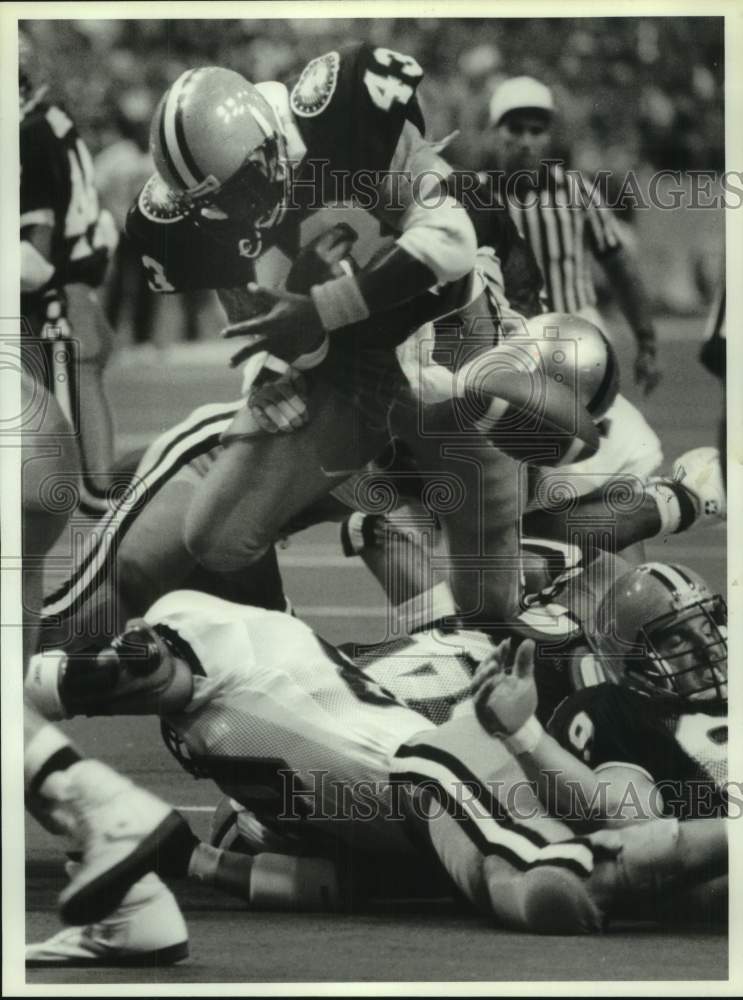 1989 Press Photo Syracuse University football player Duane Kinnon fumbles ball- Historic Images