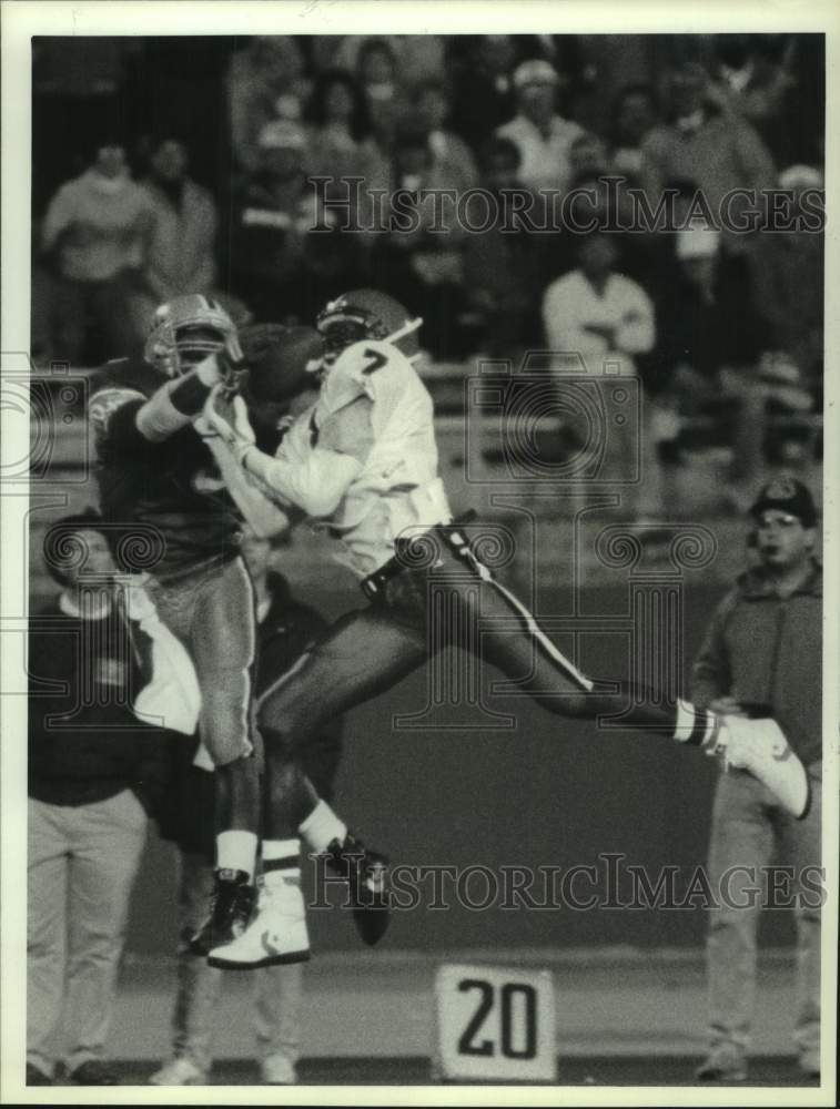 1989 Press Photo Syracuse U football player Rob Carpenters battles for the ball- Historic Images