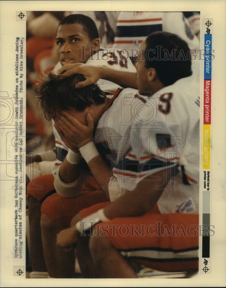 1989 Press Photo Syracuse U football players sit dejected at Cherry Bowl game- Historic Images