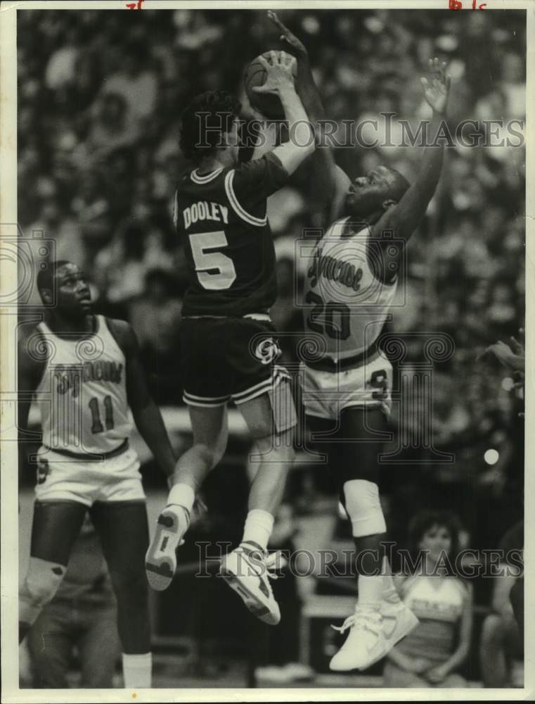 1986 Press Photo Syracuse University basketball player #20 tries to block shot- Historic Images