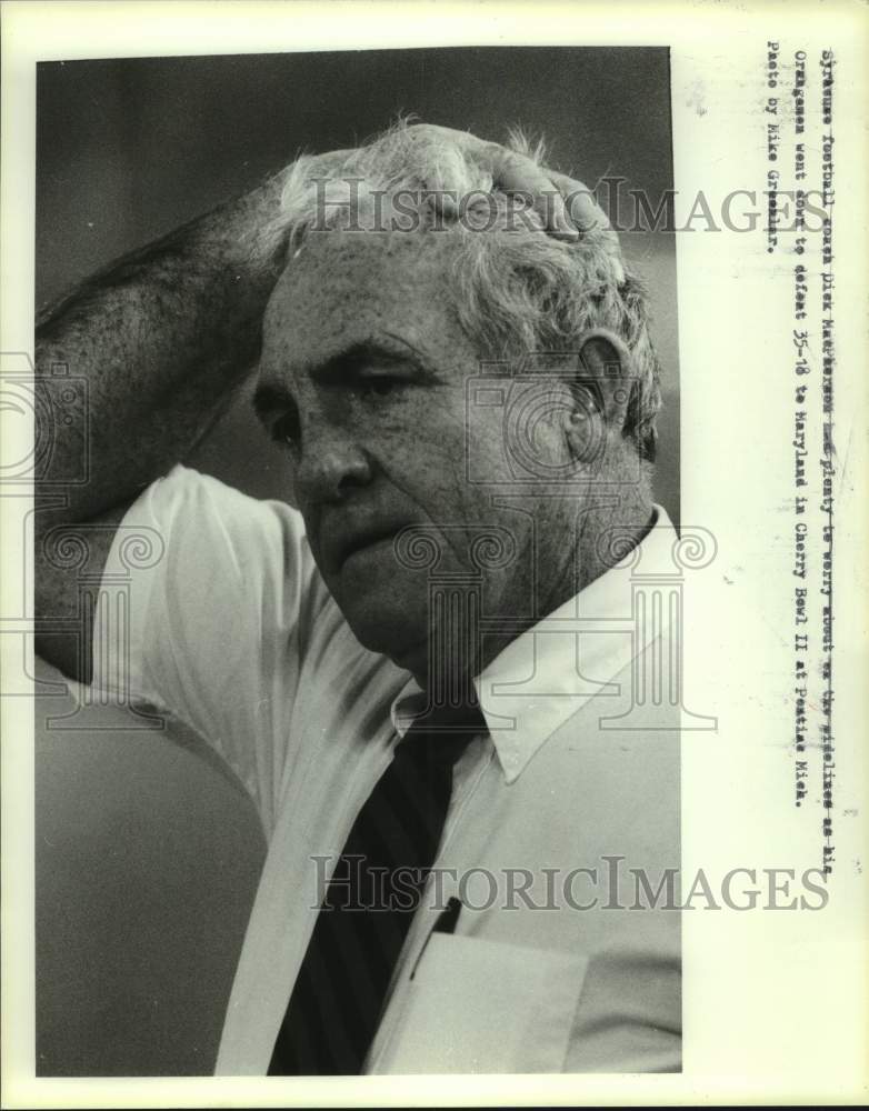 1985 Press Photo Syracuse U football coach Dick MacPherson scratches his head- Historic Images