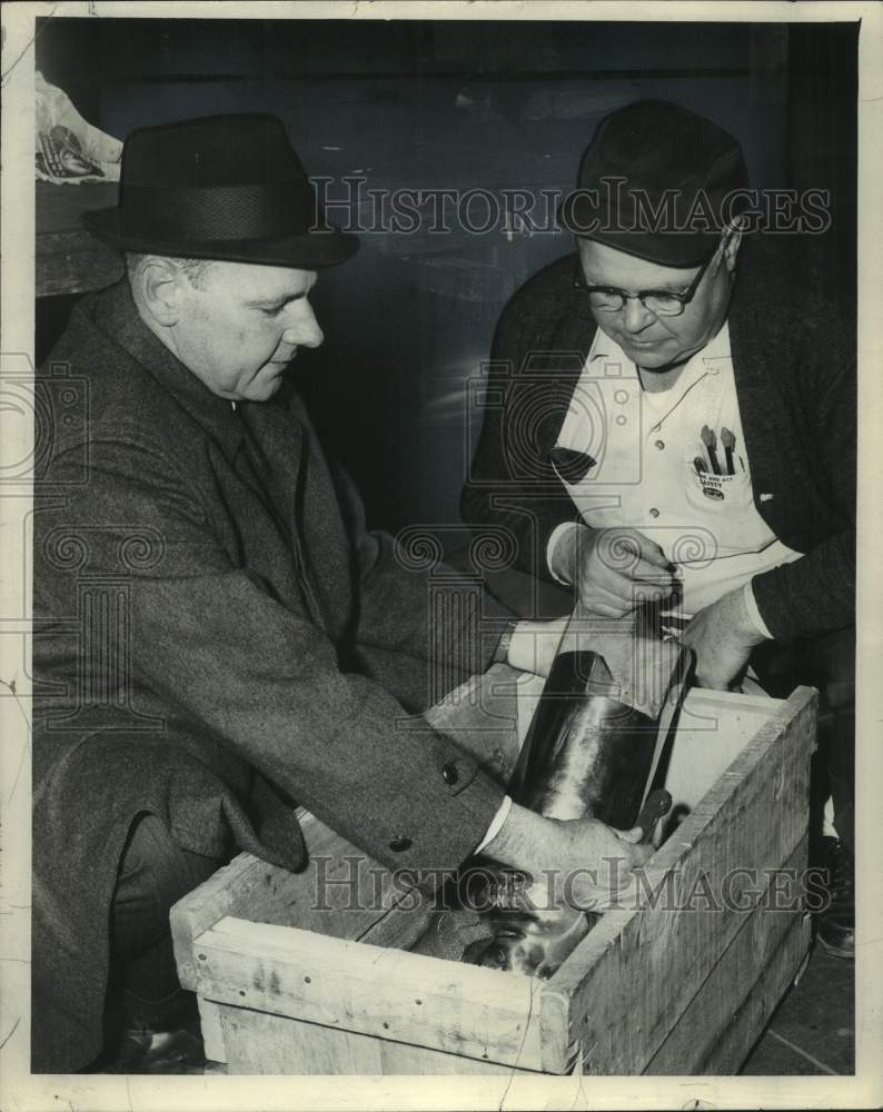 1960 Press Photo R. S. Lindberg and H.R. Reese look at item in crate- Historic Images