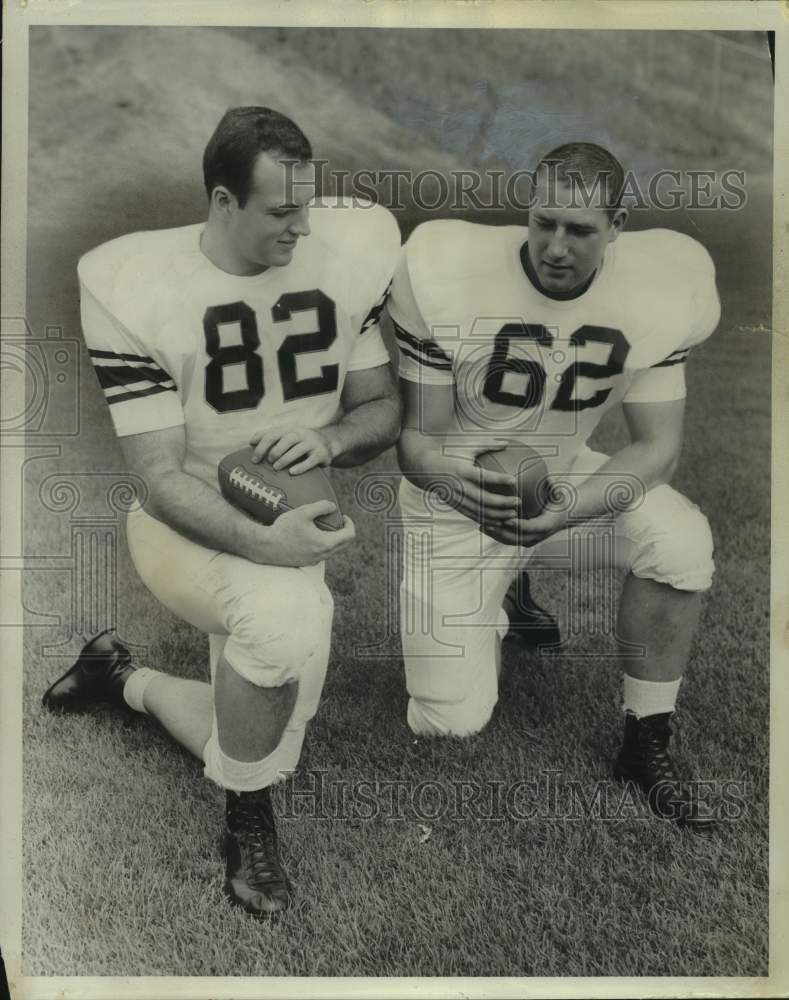 1950 Press Photo Syracuse U football players Dick Bowman & Jim Mazurch kneel- Historic Images