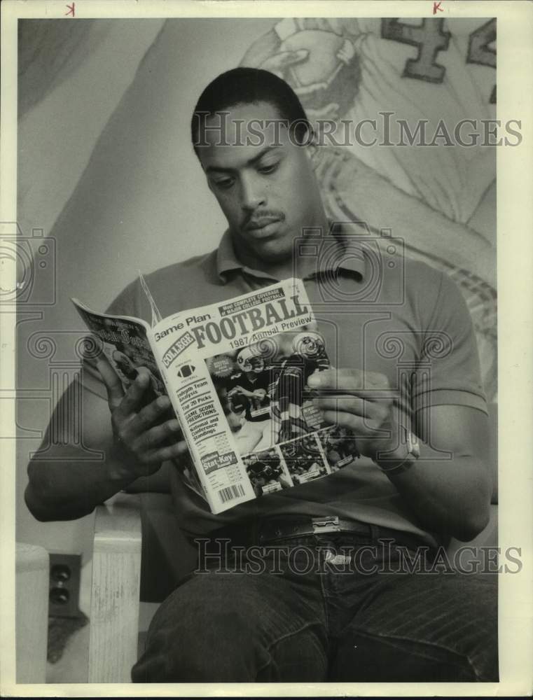 1987 Press Photo Syracuse U football quarterback Don McPherson reads magazine- Historic Images