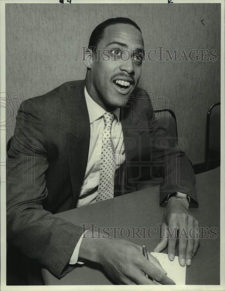 1988 Press Photo Syracuse U football quarterback Don McPherson signs autographs- Historic Images