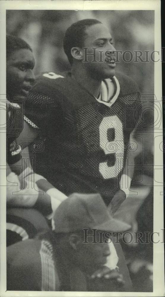 1987 Press Photo Syracuse U football quarterback Don McPherson watches practice- Historic Images