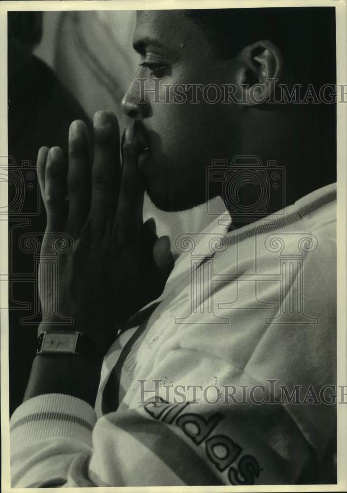 1988 Press Photo Syracuse U football quarterback Don McPherson talks to media- Historic Images