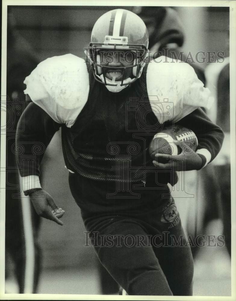 1988 Press Photo Syracuse U football player Michael Owens runs in practice- Historic Images