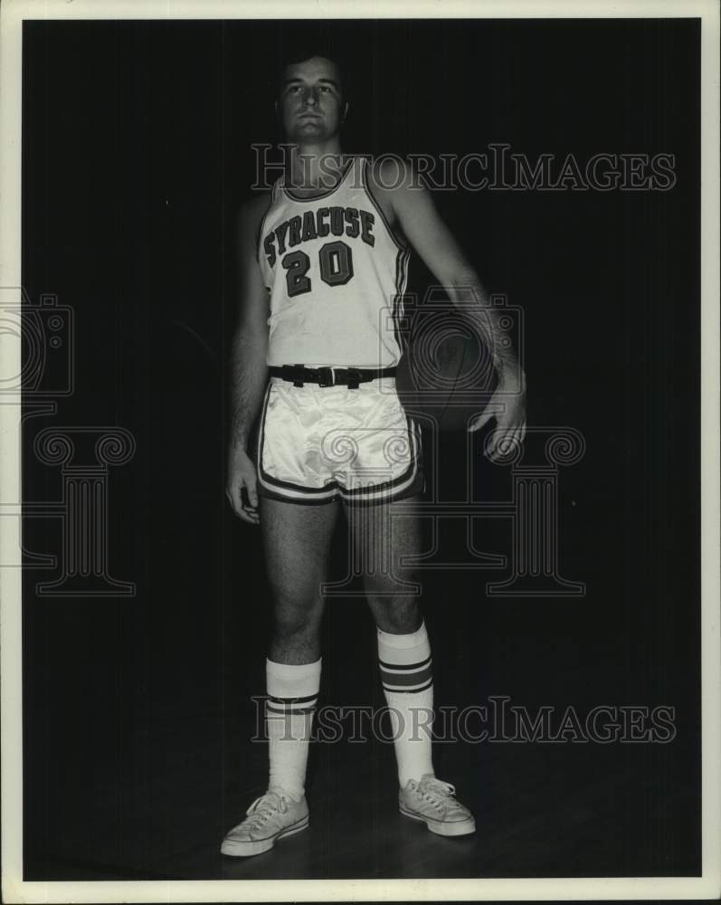 1971 Press Photo Syracuse U basketball player Paul Piotrowski holds ball- Historic Images