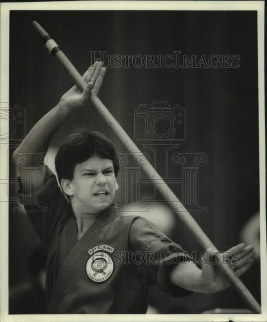 1985 Press Photo Martial Artist Jeff Snogles uses stick during competition- Historic Images