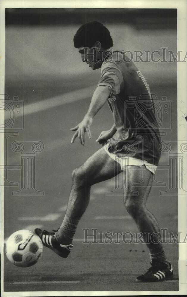 1985 Press Photo Syracuse University soccer player Saied Nikkhah kicks ball- Historic Images