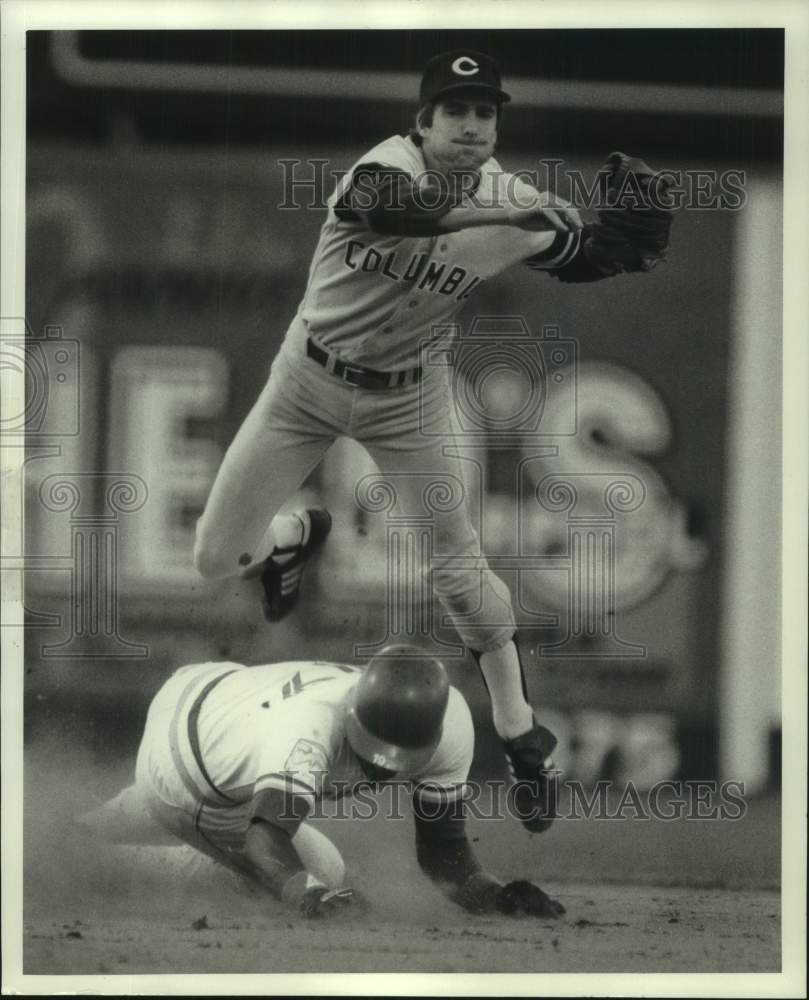 1986 Press Photo Syracuse Chiefs baseball player Fred McGriff slides into 2nd- Historic Images