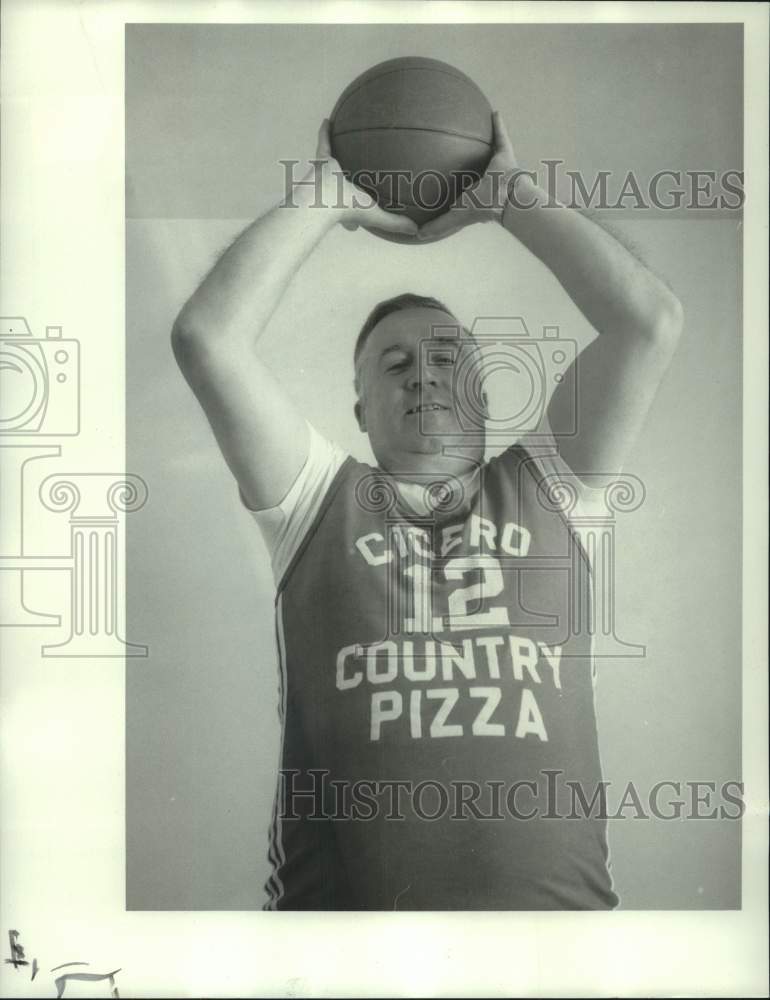 Press Photo Basketball player Bill Connor with Cicero (NY) Country Pizza team- Historic Images