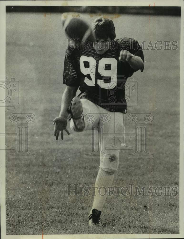 1981 Press Photo Football player Russ Carpentieri kicks ball in practice- Historic Images