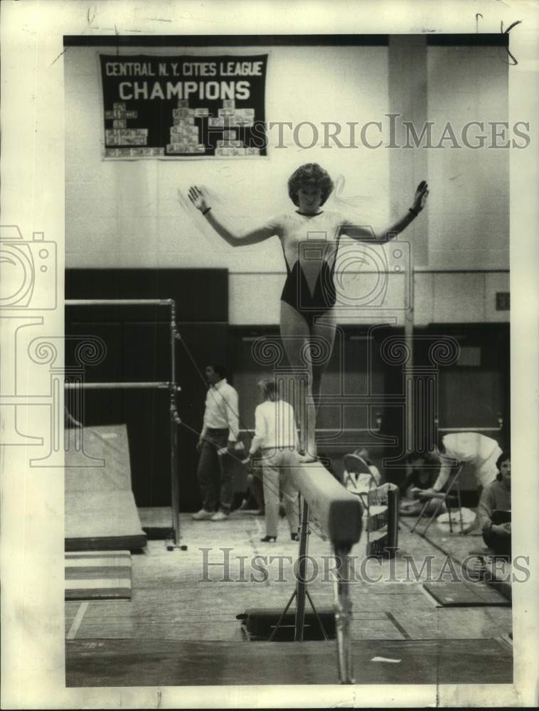 1986 Press Photo Auburn NY gymnast Jennifer Maloney performs on balance beam- Historic Images