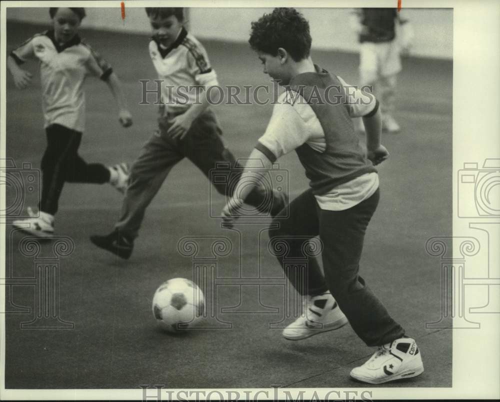 1988 Press Photo Bryan Sacco and other boys at Soccer Clinic, New York- Historic Images