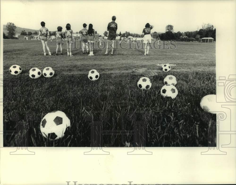 Press Photo DeRiegter Youth Soccer team members watching game - sys05146- Historic Images