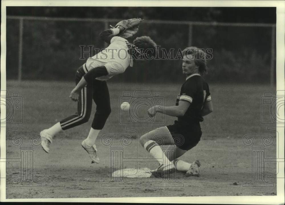 1986 Press Photo Williams Restaurant softball player Tim Raynor slides into 2nd- Historic Images