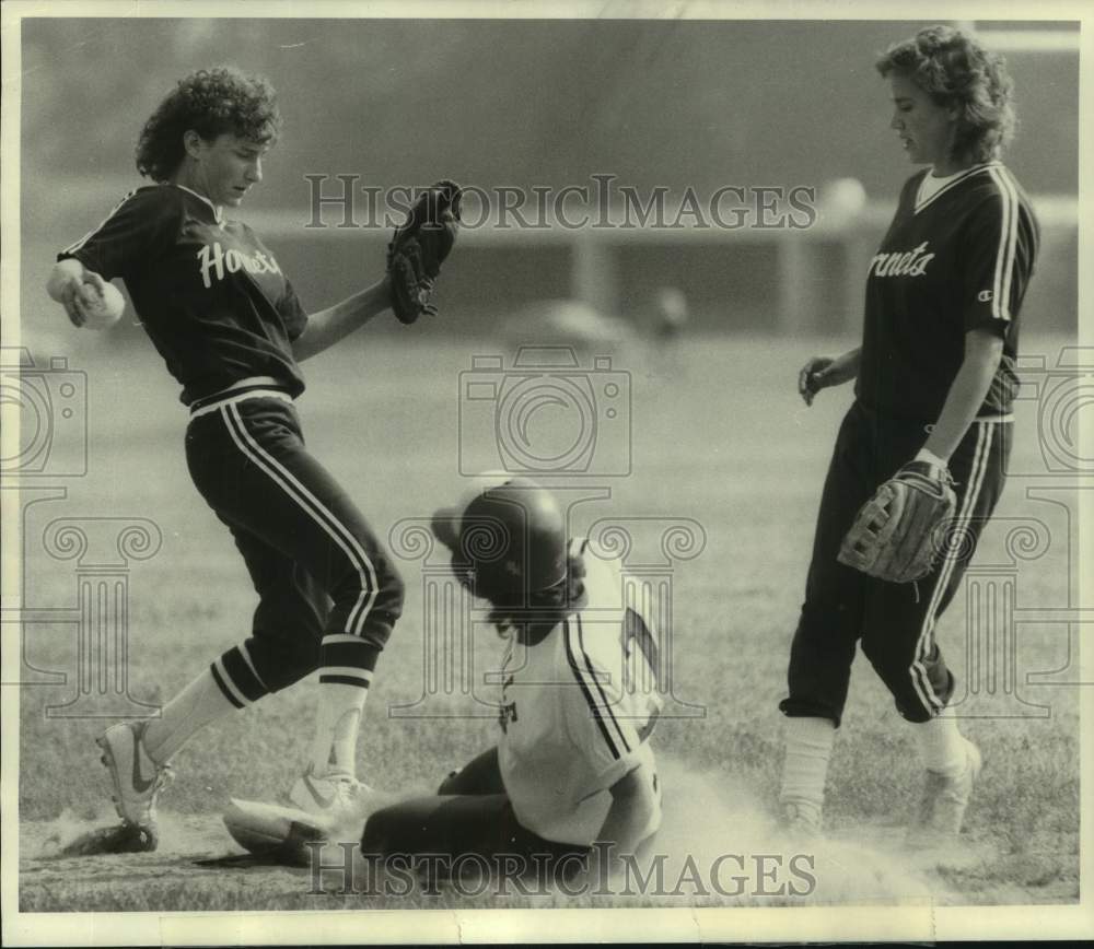 1986 Press Photo Fayetteville-Manlius softball player Steffy Bender tags player- Historic Images