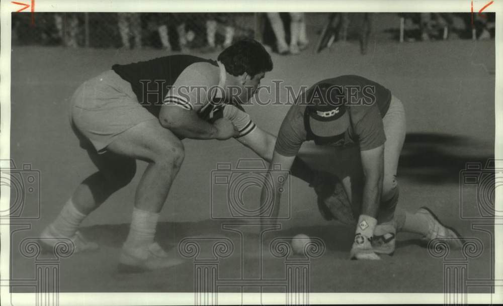 1986 Press Photo Pepsi softball player Mike Ambuske slides safely into third- Historic Images