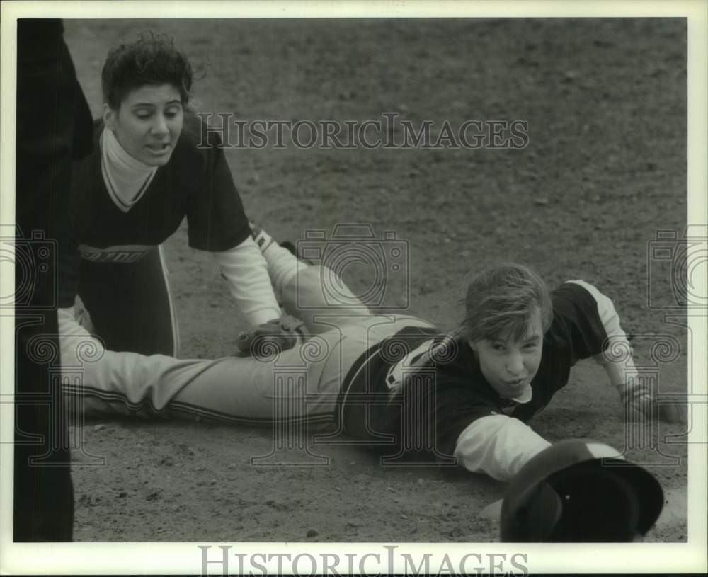 1990 Press Photo Cicero-North Syracuse softball pitcher Lisa Todzin beats tag- Historic Images