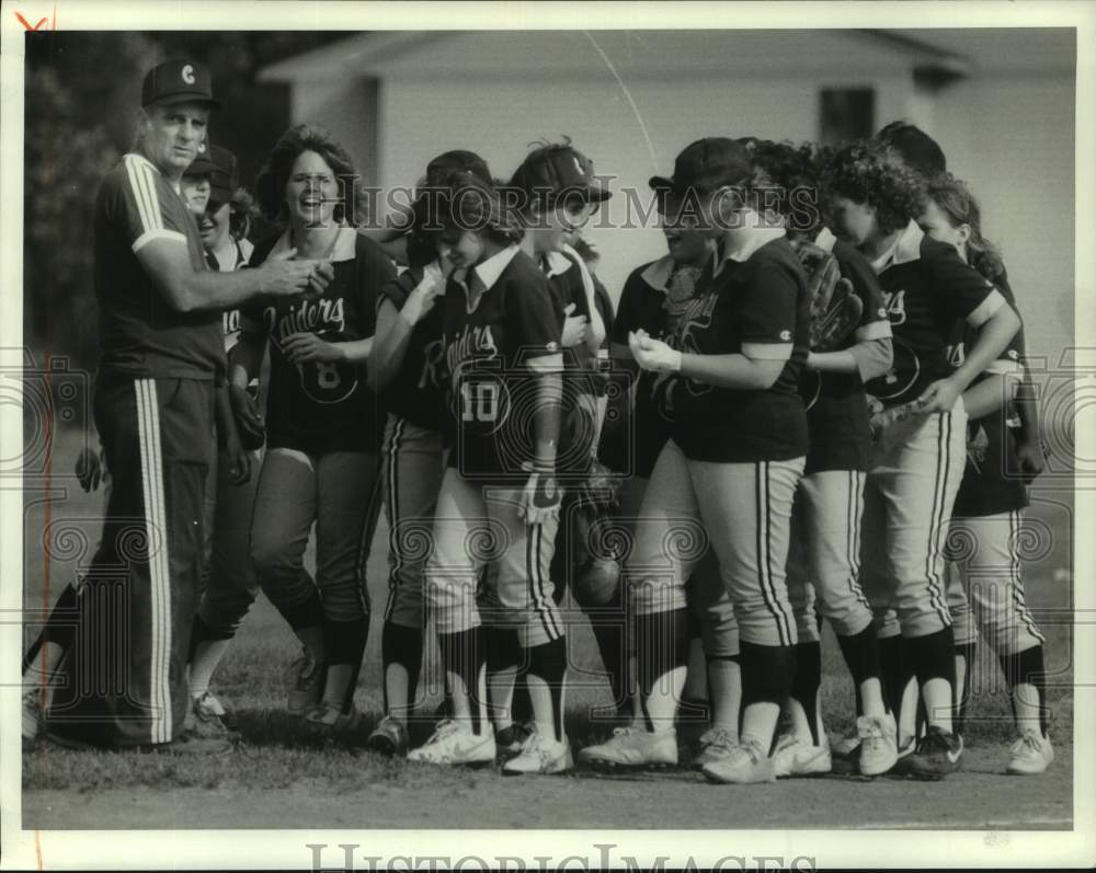 1986 Press Photo Canastota High School (New York) softball players celebrate- Historic Images