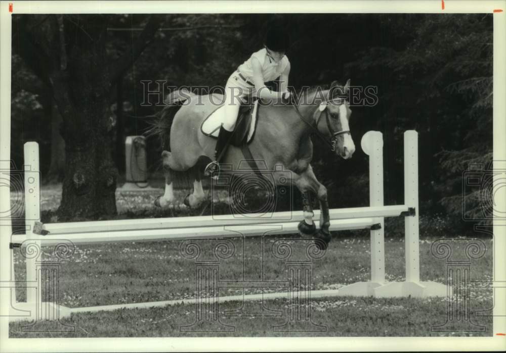 1990 Press Photo Jennifer Caron riding her horse over hurdles, New York- Historic Images