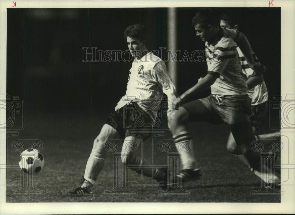 1990 Press Photo West Genesee vs Liverpool boys soccer, New York - sys05245- Historic Images
