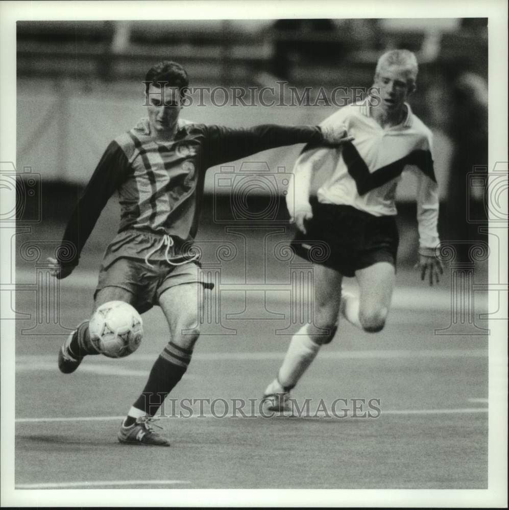 1990 Press Photo Juan Mieuelez, West Genesee drives ball down field, New York- Historic Images